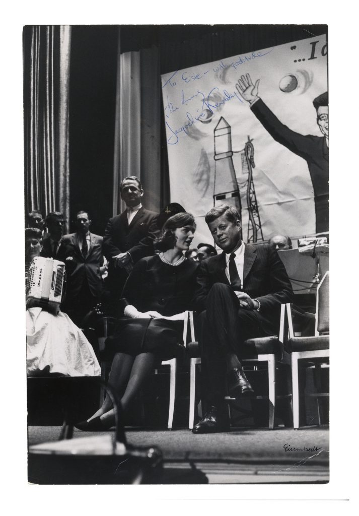 Jacqueline Kennedy White House autograph note signed